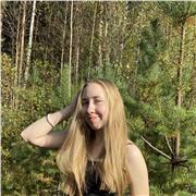 Jeune professeure d’anglais donne des cours ludiques et adaptés aux enfants